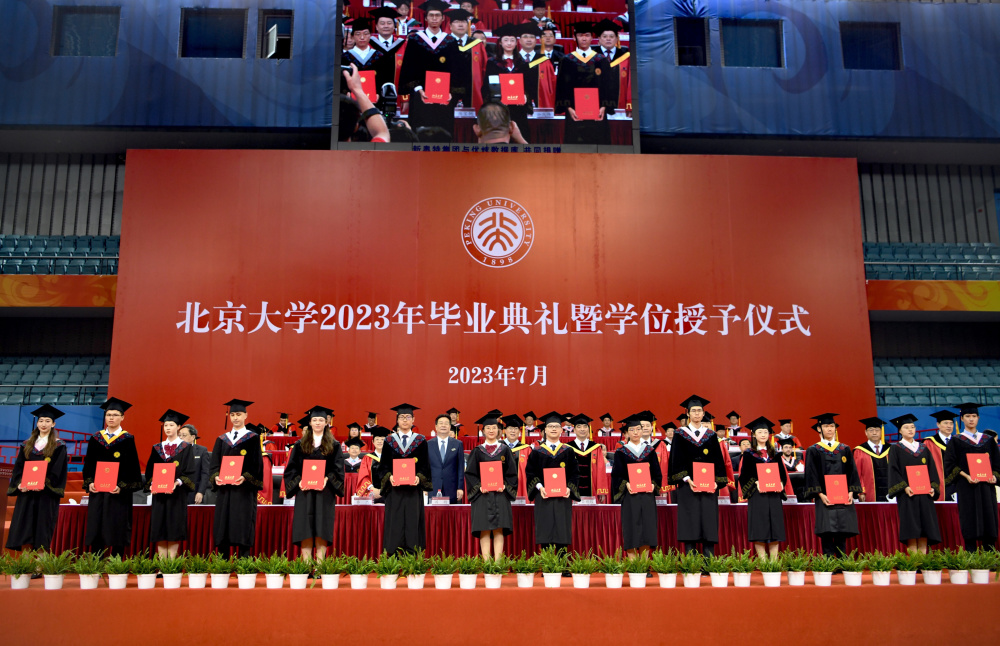 北大四千余学子今天毕业,校长龚旗煌寄语学生立大志,做栋梁-腾讯新闻