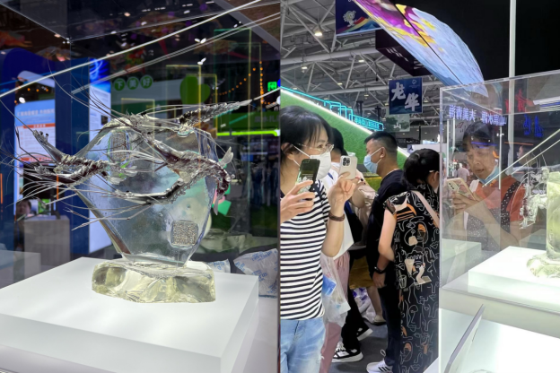 "观众之间的对答让来自青岛的糖艺师崔久祥忍俊不禁,他介绍,这是糖画