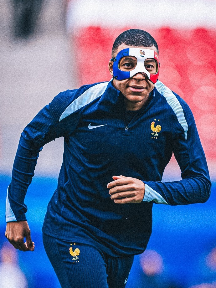 忍者神龟!姆巴佩戴红白蓝国旗面具训练,神似神龟格列兹曼笑抽了