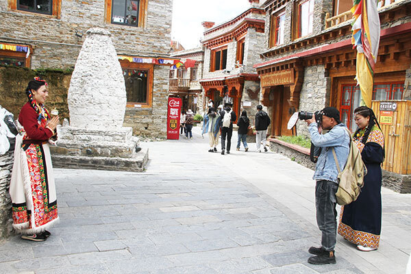 理塘县千户藏寨:旅拍经济有点火