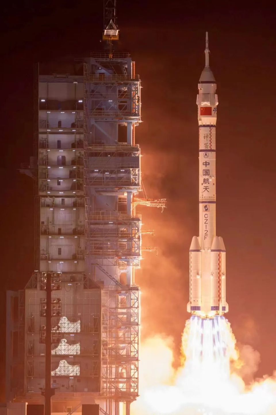 4月26日05时04分神舟十八号3名航天员顺利进驻中国空间站据中国载人