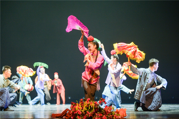 安徽花鼓灯"点亮"荷花奖 塑造"玩灯人"鲜活形象