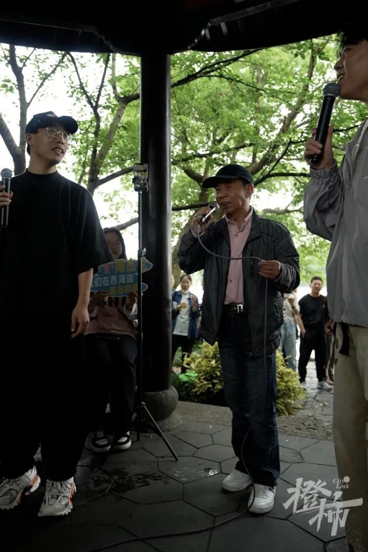 西湖边"周杰伦演唱会分会场"火了,这就是杭州人的松弛感!