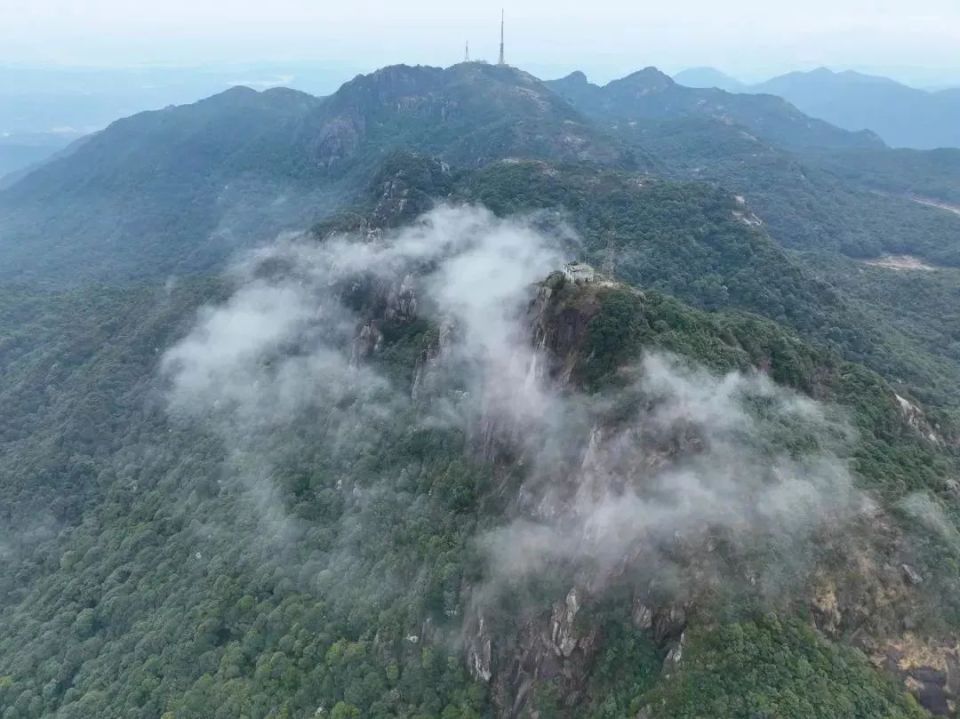 等山体基岩形成花岗岩特有的"石蛋"景观,象头山是国家级自然保护区