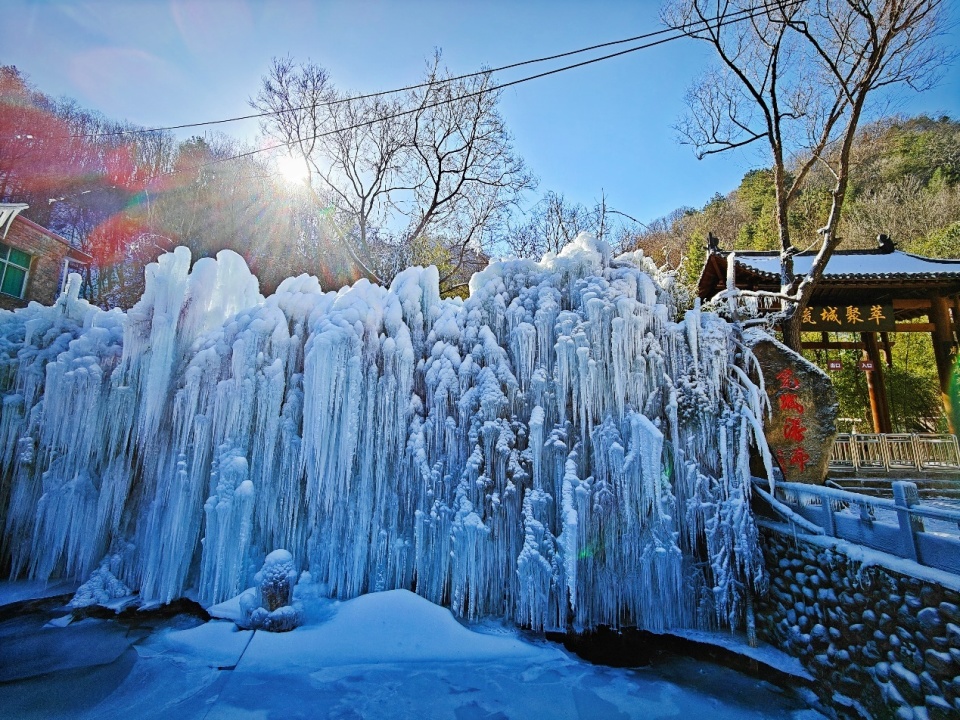 元旦假期,三门峡卢氏推出泡汤河温泉,赏瓮城冰瀑奇观,特色冬游新线路