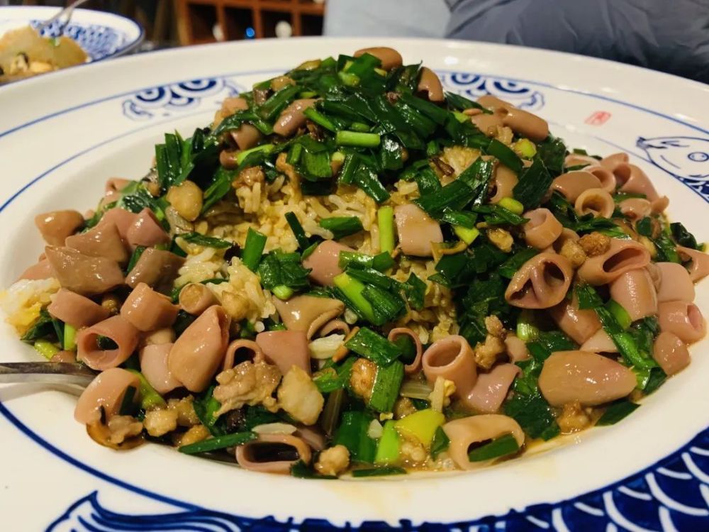 海肠捞饭是烟台特色家常菜之一,也是最能勾起烟台人对于家乡回忆的一