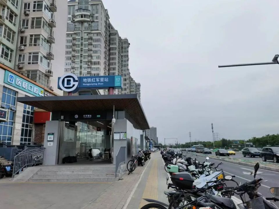 北京一地铁口只在路北开,路南市民直犯愁!如此设计是何原因?