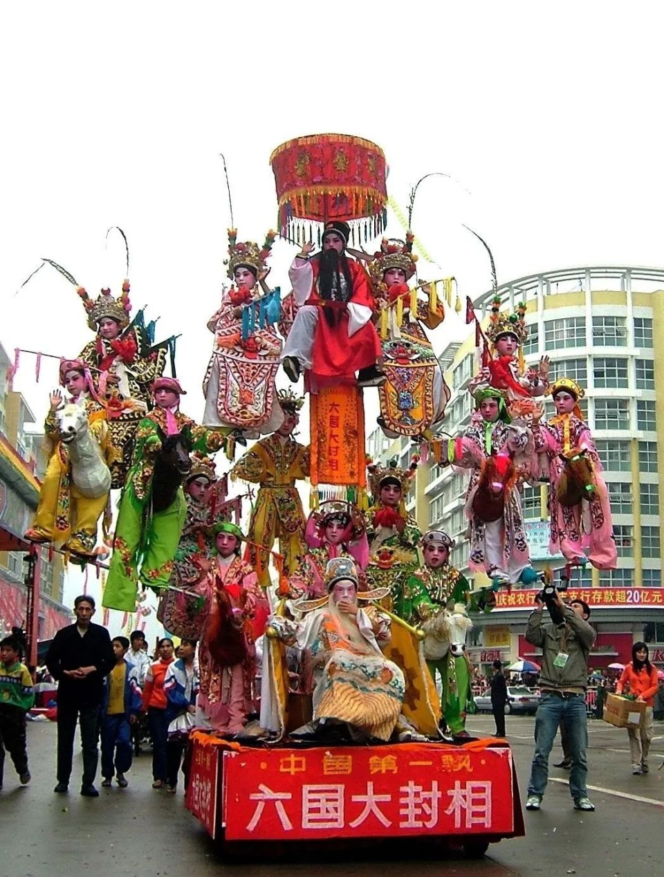 吴川飘色的传承谱系主要有黄坡谱系,梅菉头谱系,梅岭谱系,瓦窑谱系,隔