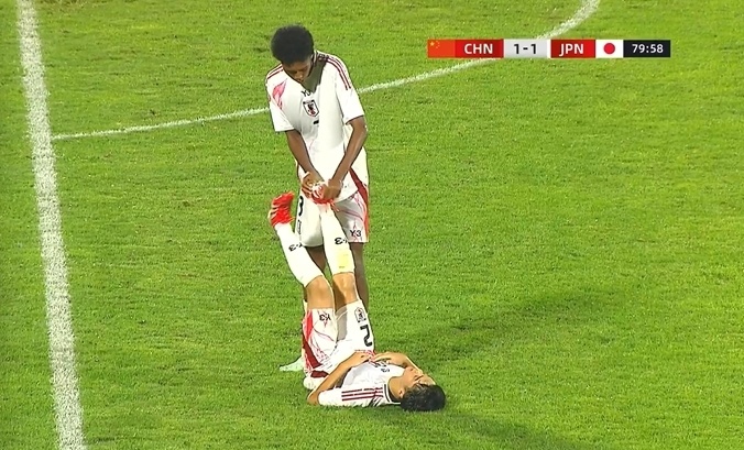 国少拉爆体能！日本U16后卫第80分钟抽筋倒地，队友帮其压腿