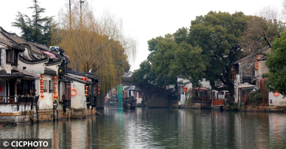 以上图片:2024年1月31日拍摄的浙江省嘉兴市嘉善县西塘古镇雨后风景.