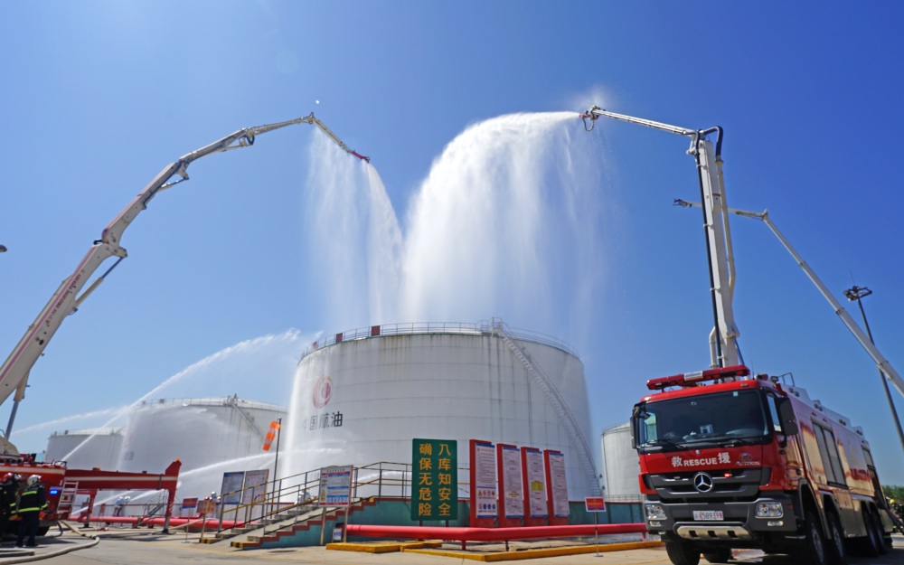 图源:顺义区消防救援支队演练模拟中航油第二油库的1号储油罐发生