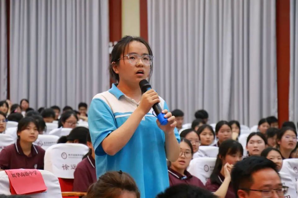 在交流会上,通过认真聆听,深入思考,踊跃发言,绥阳学子们可以学习优秀