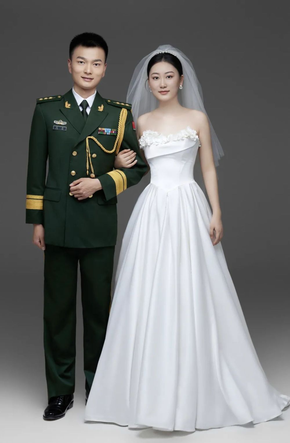 520专辑|绿军装白婚纱,爱与坚守同在_腾讯新闻