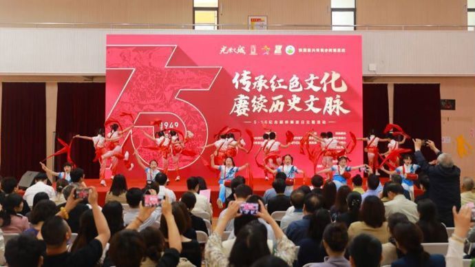 75年前的今天,上海这所小学里发生了一件大事…今天,当地许多人又聚到