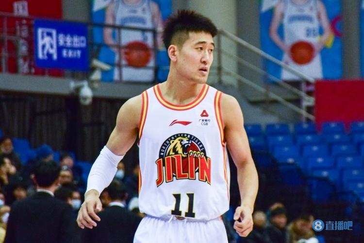 姜伟泽半场12中7砍最高21分外加5助 三分6中3