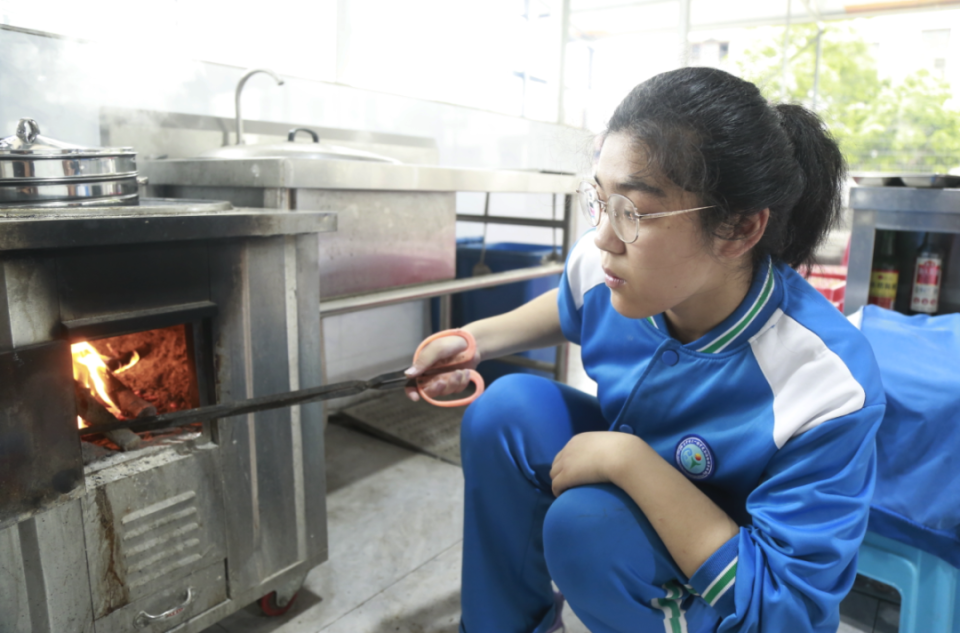 备菜中午,同学们兴致勃勃地开展自助野炊,一起学习天门蒸菜的做法