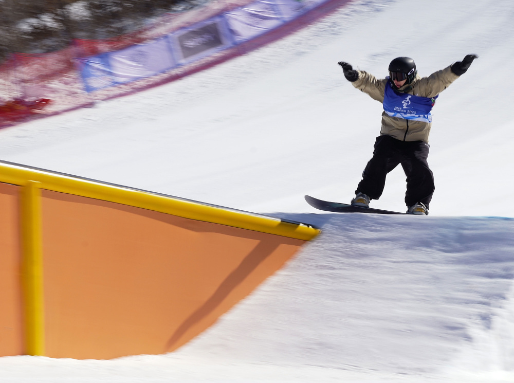 2月24日,山东队选手刘昊宇在比赛中摔倒.新华社记者 李嘉南 摄
