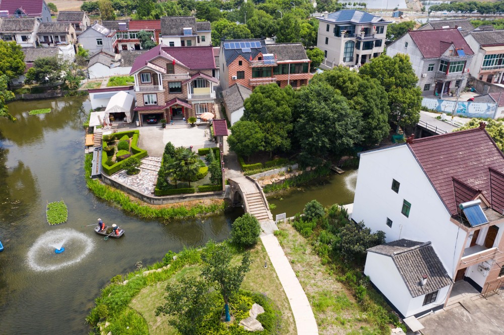 新塍镇康和桥村水系发达,河网密布,近年来,该村先后获得省级美丽乡村