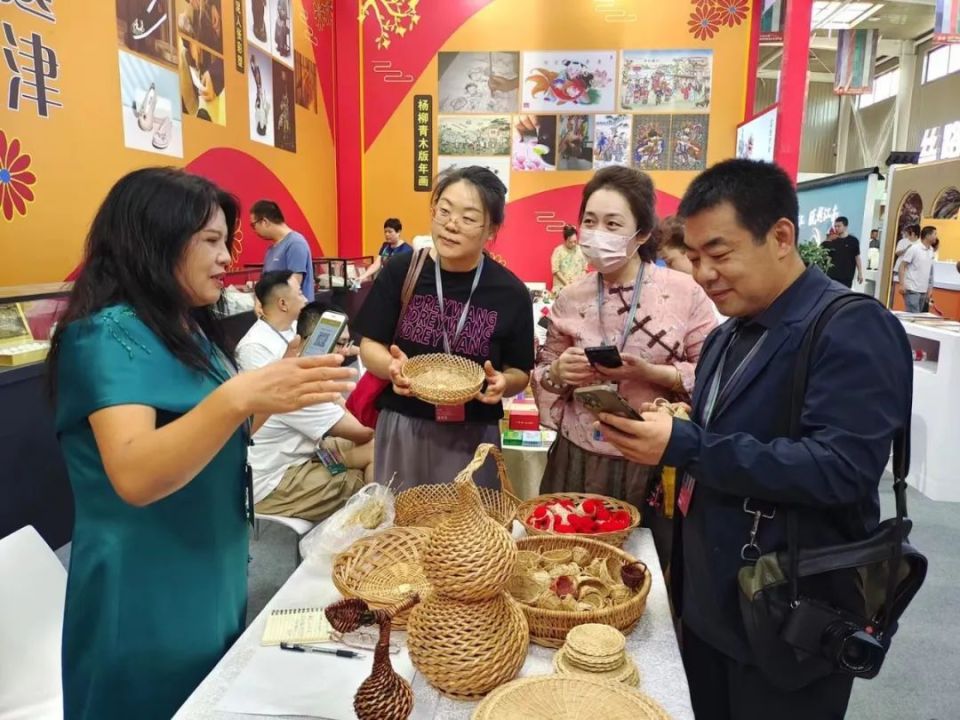 故事| 守着家,看着娃,赚着钱的杨氏手工柳编_腾讯新闻