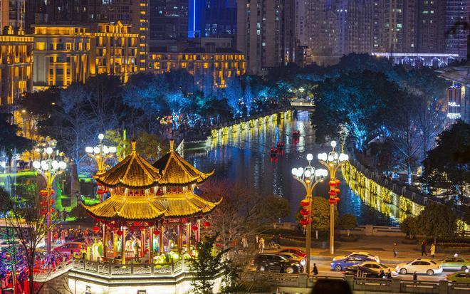 乘游船于锦江之上,在音乐灯光融合中,沉浸式感受蓉城夜景,"夜游锦江"