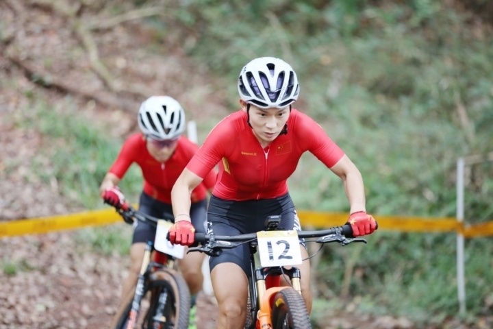 亚运会山地自行车女子越野赛 中国队"披金戴银"(组图)_腾讯新闻