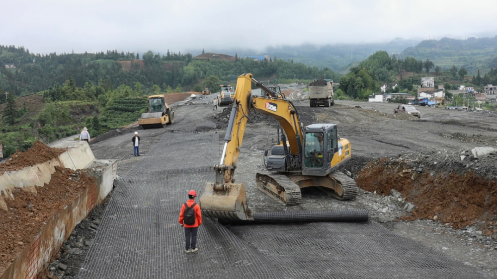 六纳雍高速公路岩脚段图片