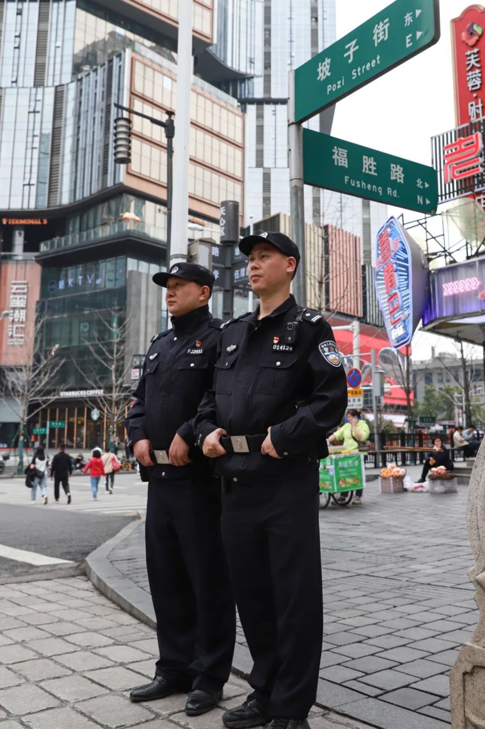 线上很红,线下很累!走进凌晨的坡子街派出所