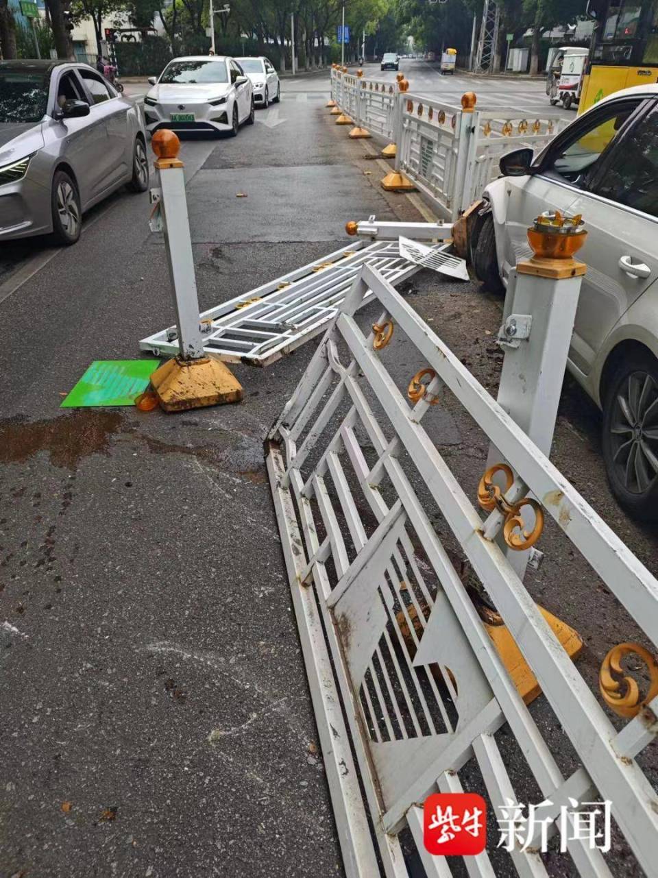 边开车边看手机,小轿车撞倒一大片护栏