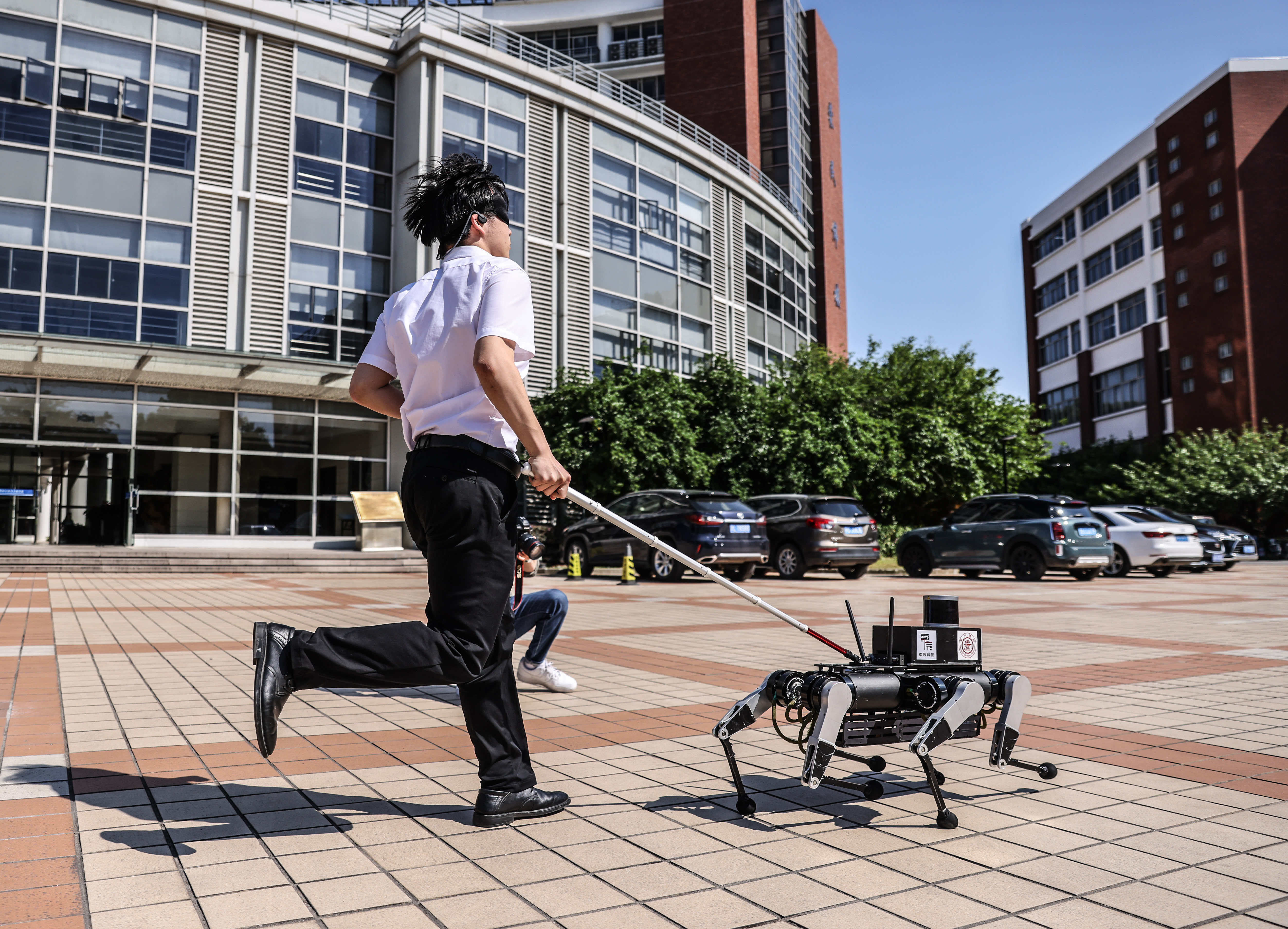 成为视障人士的"第二双眼睛" 上海交大团队研制"导盲六足机器人":1秒