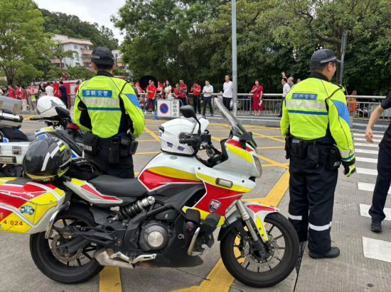 深圳交警铁骑全程为考生护航
