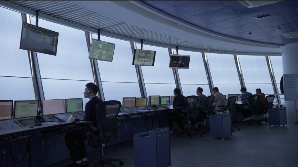 揭秘塔台管制员一个人同时盯十几架飞机航路图在纸上画到准确无误才能