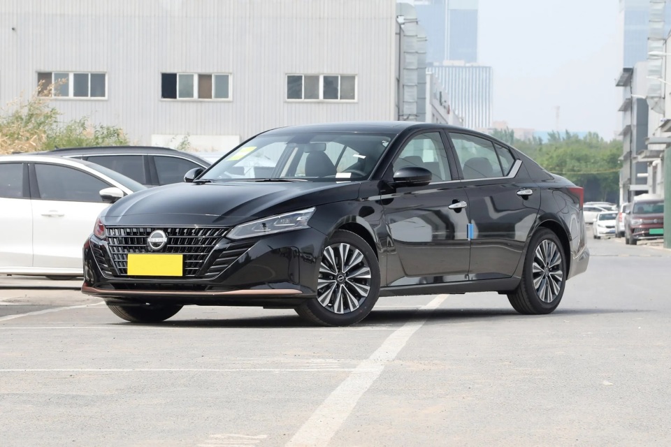 首先要说的依然是价格部分,定位为中型轿车的东风日产天籁的售价区间