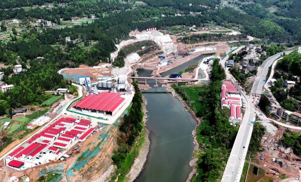 4月8日,在位于四川巴中市通江县的青峪口水库项目建设现场,高耸的履带