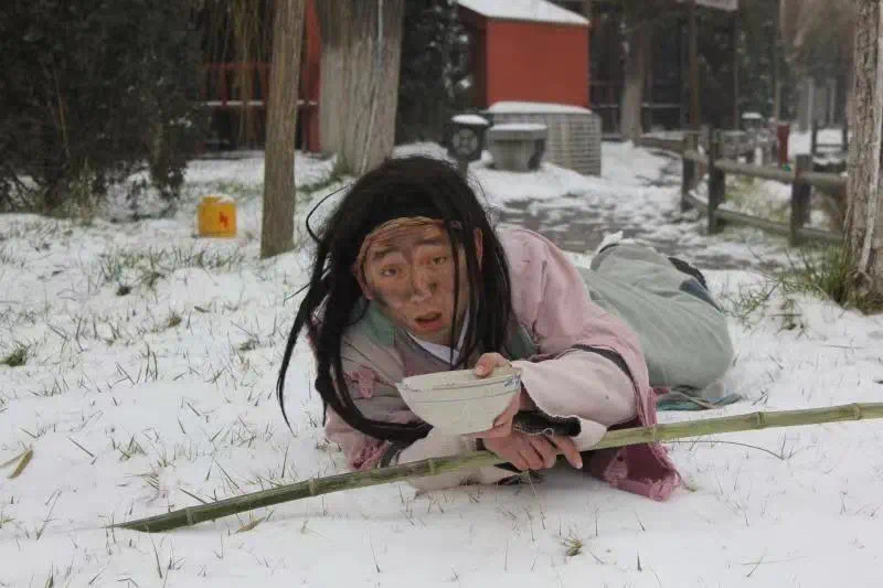 为演好角色曾饿进医院,清园"顶流乞丐"回应"破碎感演技"