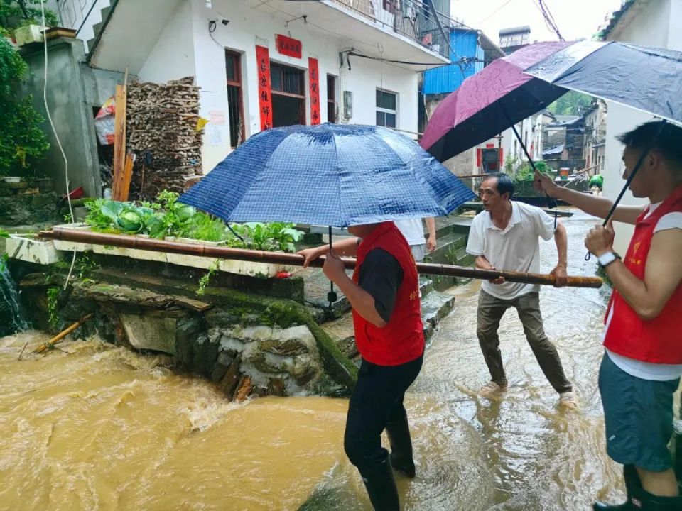 闻"汛"而动!全市干群冲在抗洪抢险第一线!