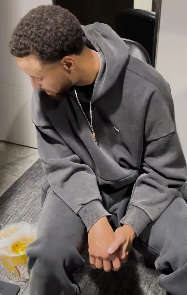 库里:他们有超赞的爆米花随后,穆迪的老妈转发了这条推特并写道:"克莱