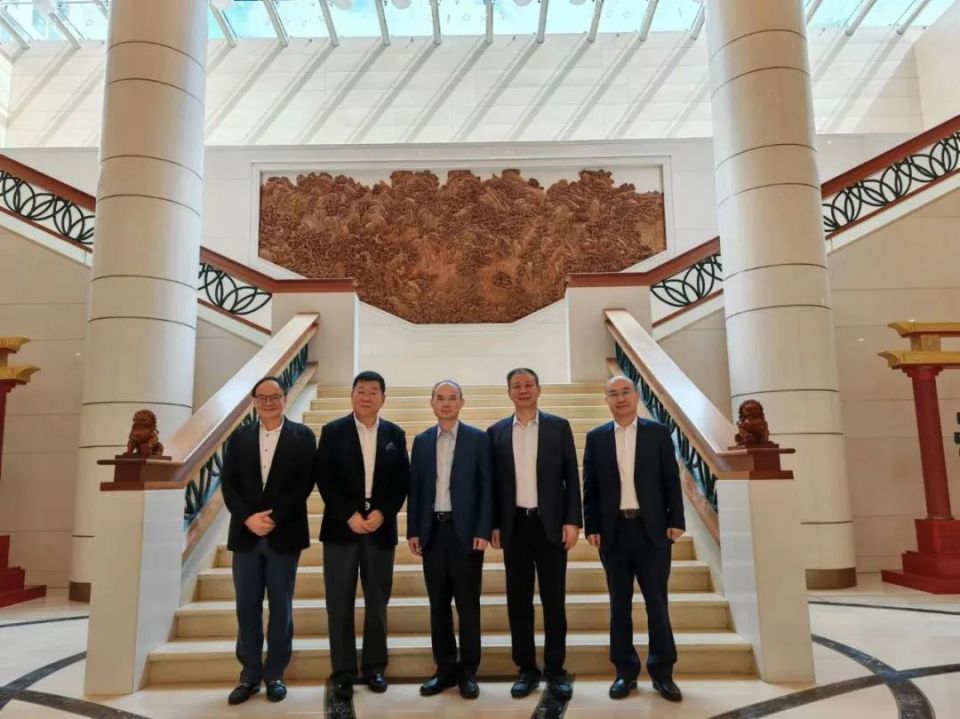 驻新加坡大使曹忠明会见察哈尔学会会长韩方明