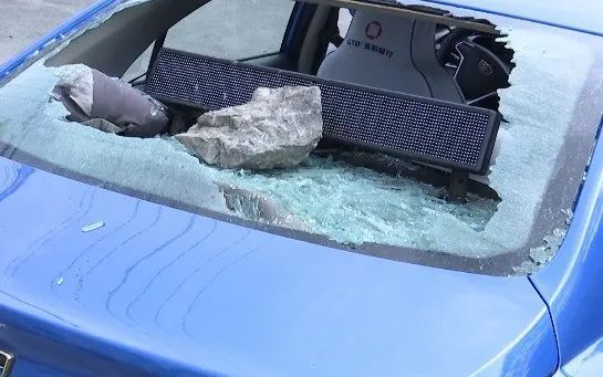 贵阳大哥车停家门口,第二天傻眼了:车窗大灯被砸稀碎,车身还有血迹.