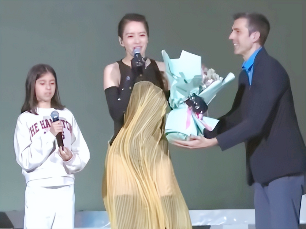 47岁梁咏琪开演唱会,外籍老公献花献吻,混血女儿的颜