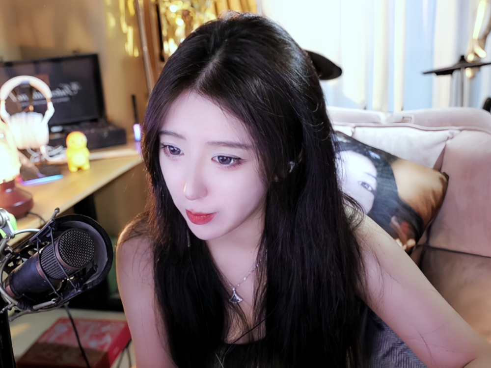 呆妹儿cos钢背兽被保安驱逐;表示直播压力巨大,随时可能停播!