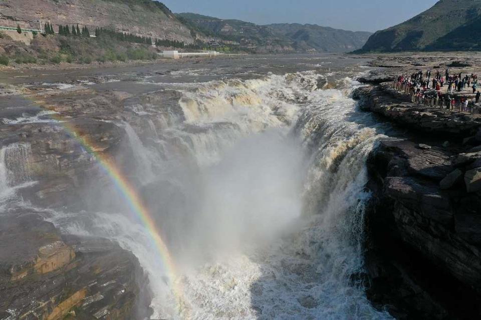 黄河壶口瀑布现"彩虹桥"景观