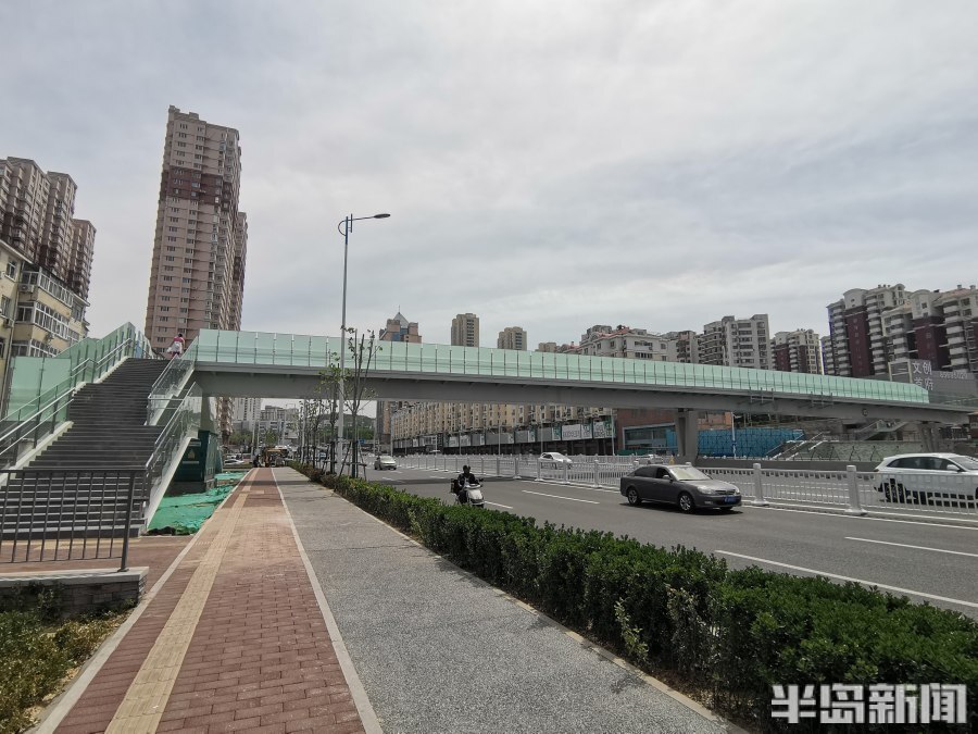 辽阳西路过街天桥投入使用