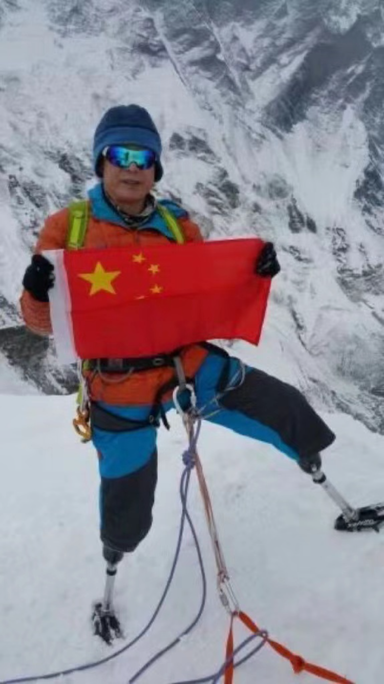 共和国同龄人｜夏伯渝：无腿勇士，用假肢登顶珠峰“中国第一人”_腾讯新闻