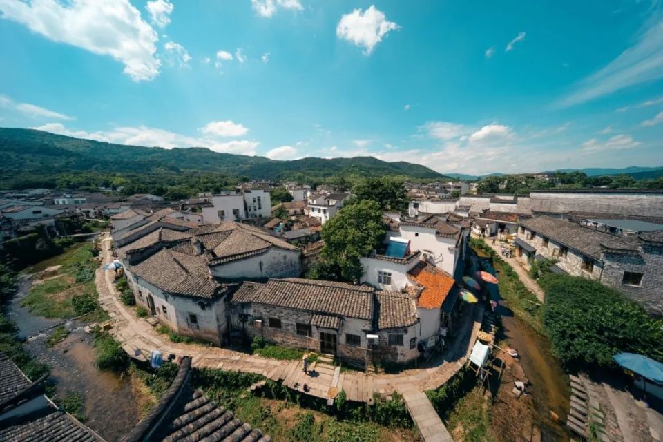 查济许溪,石溪,岑溪三条主要的水系穿村而过,汇聚后由境内向东北流经