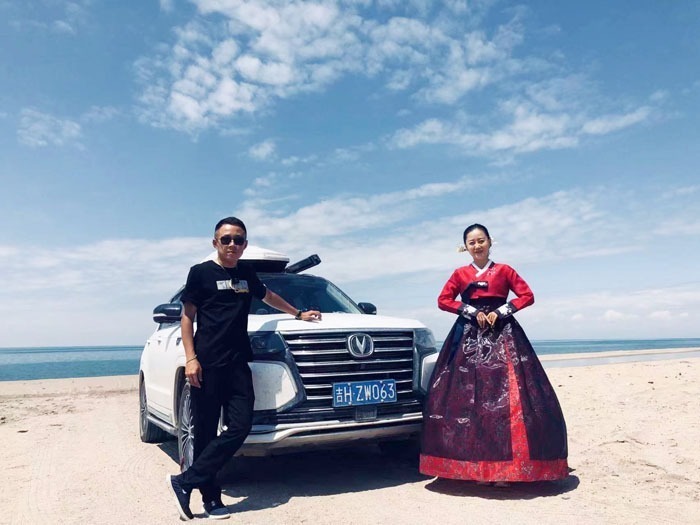 龙井夫妻自驾9万公里一路缔结民族团结幸福花