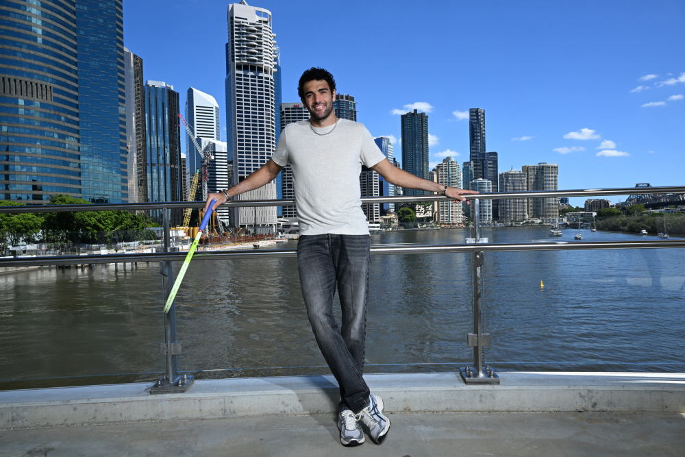 意大利帅哥贝雷蒂尼抵达布里斯班备战网球新赛季 于袋鼠角桥拍摄写真