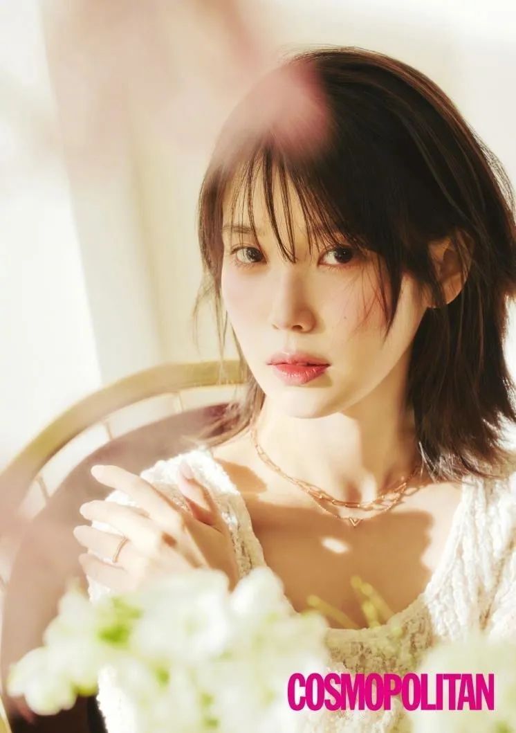 女星iu《w》杂志夏日氛围大片,俏丽长发气质灵动温婉-腾讯新闻