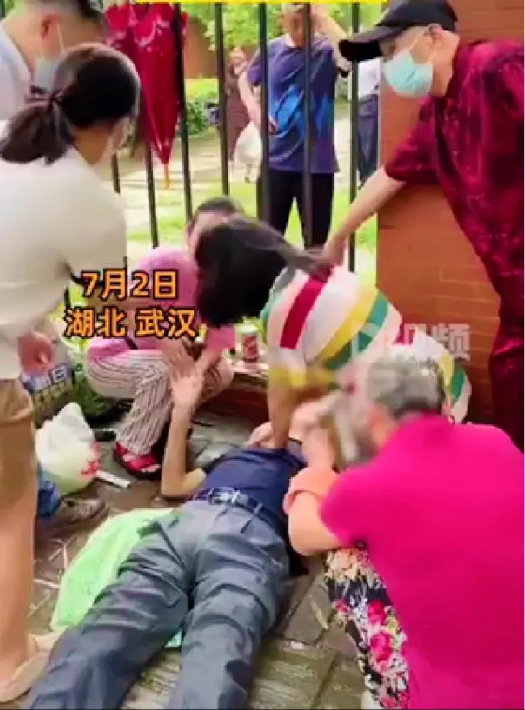 用脚抬跪地人下巴图片