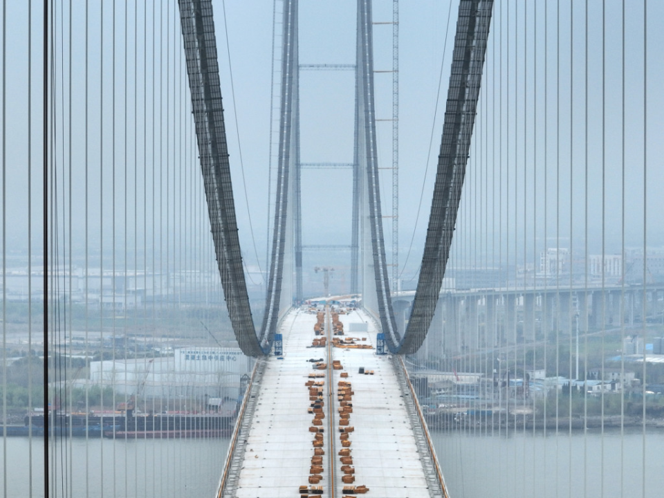 江苏扬州龙潭长江大桥进入合龙冲刺阶段