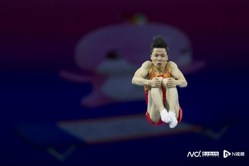名将严浪宇、胡译乘分获十五运会蹦床男女个人赛冠军